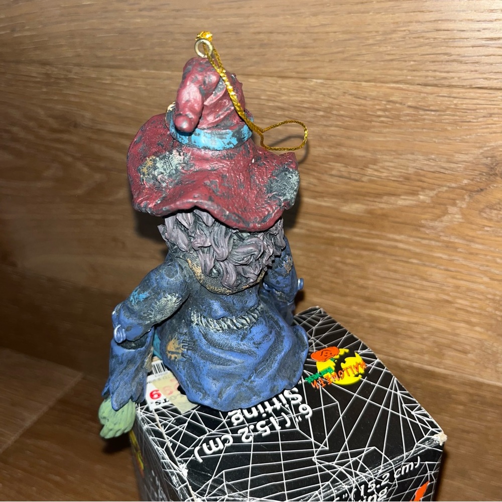 Halloween Sitting Witch Figurine with Hat resin - Picture 5 of 5
